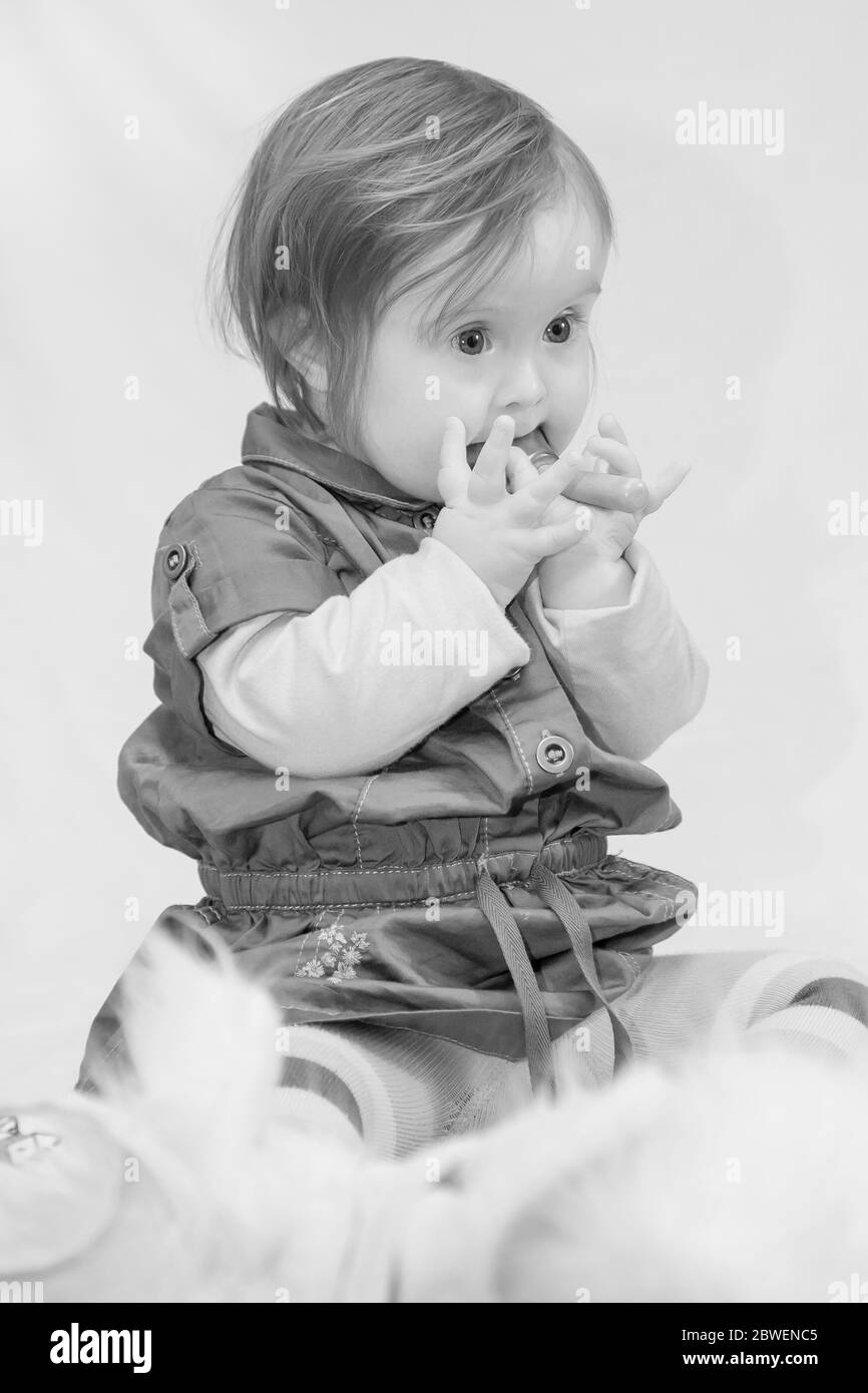 Junges 2-jähriges Kind mit Downs-Syndrom, das sich in Northampton, England, Großbritannien, verhapt. Stockfoto