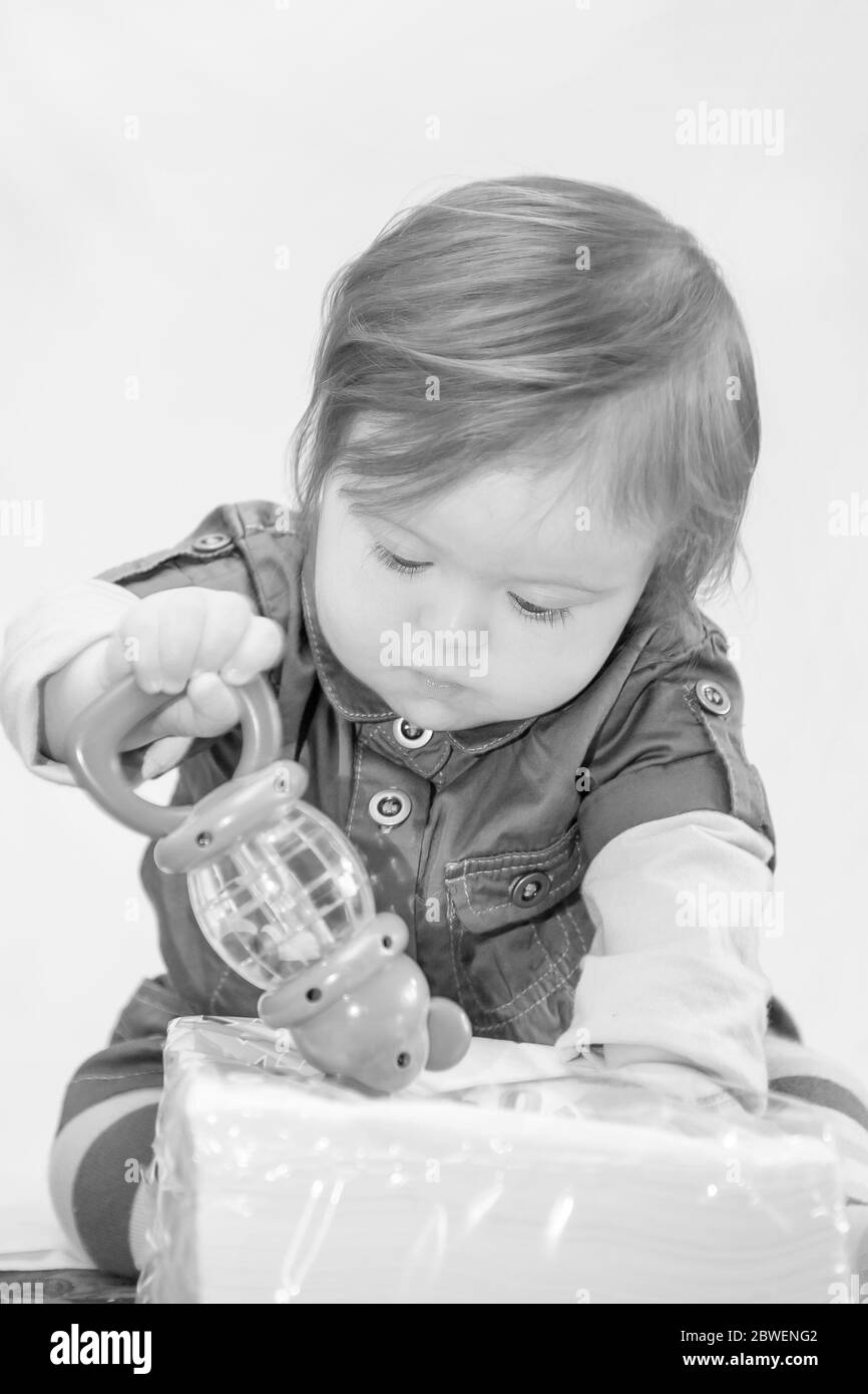 Junges 2-jähriges Kind mit Downs-Syndrom, das sich in Northampton, England, Großbritannien, verhapt. Stockfoto