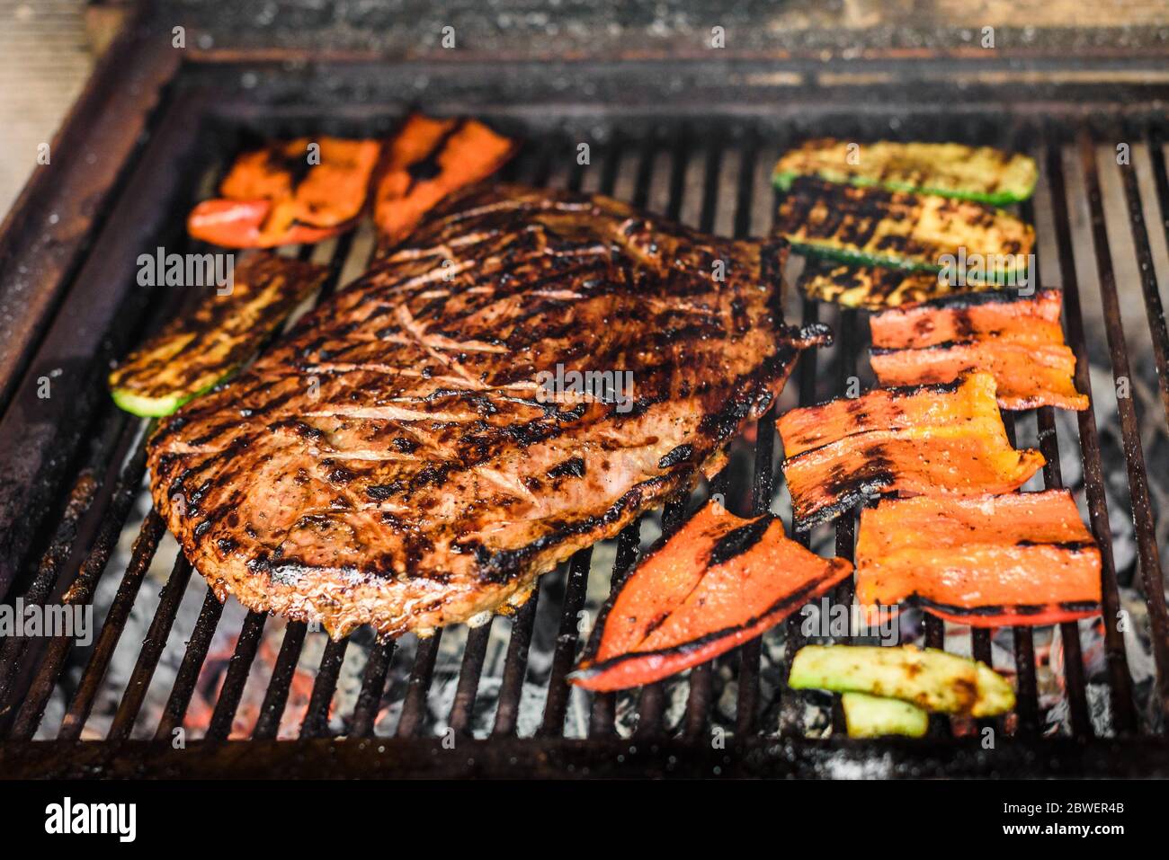 Angus Rindfleisch grillen mariniertes Flank Steak auf heißen Kohlen Grill. Vorbereitung saftige medium Fleisch auf den heißen Grill BBQ mit Grill im Restauran Stockfoto