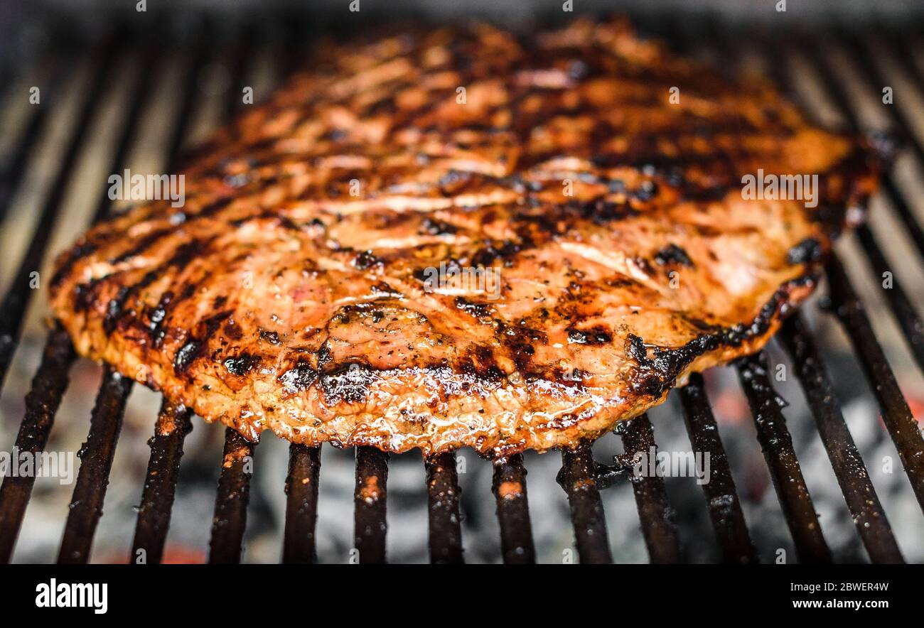 Grillmarken auf fleisch -Fotos und -Bildmaterial in hoher Auflösung – Alamy