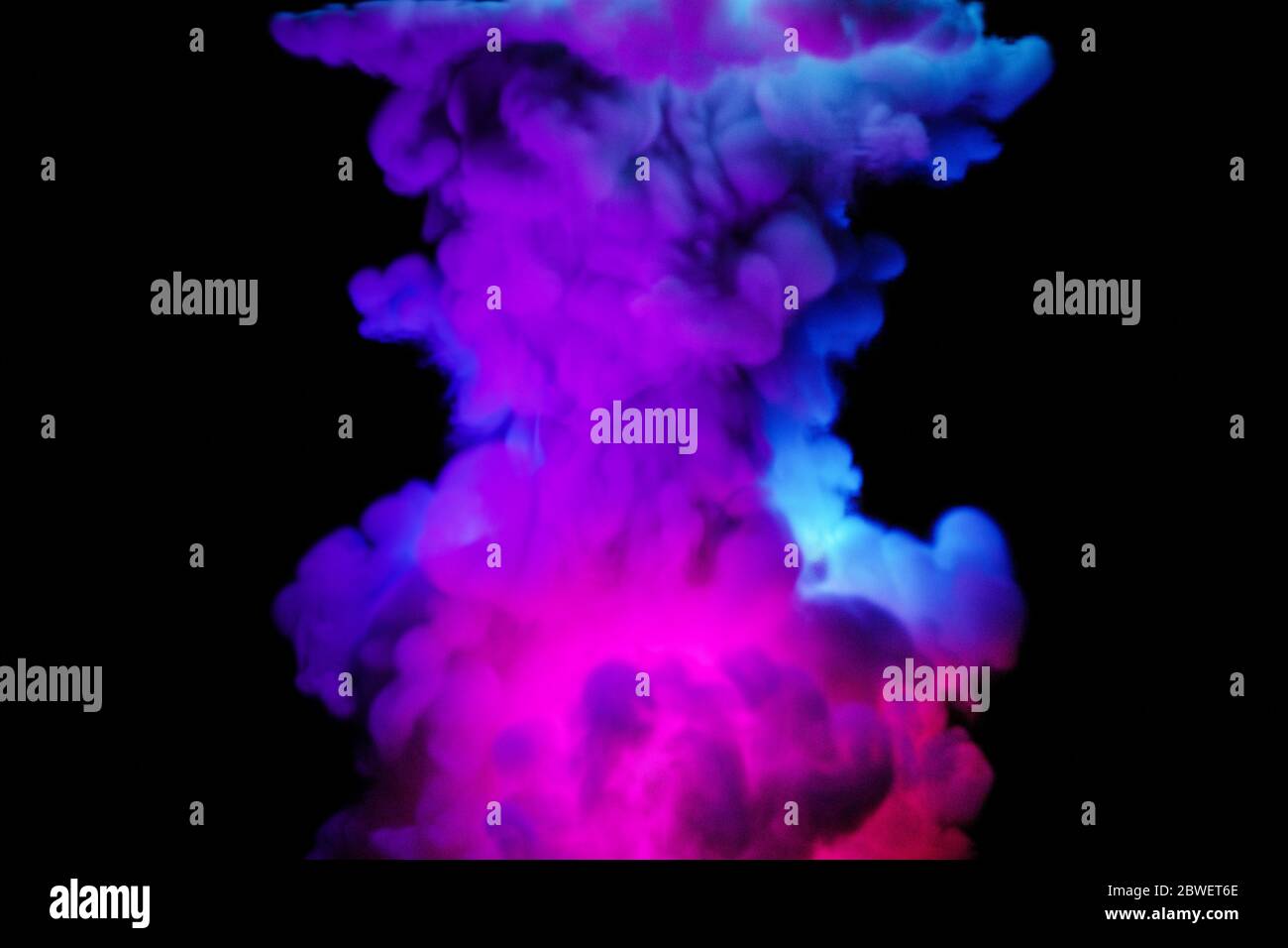 3D-Illustration von aufsteigenden bunten Rauch auf isolierten dunklen Balck abstrakten Hintergrund Stockfoto