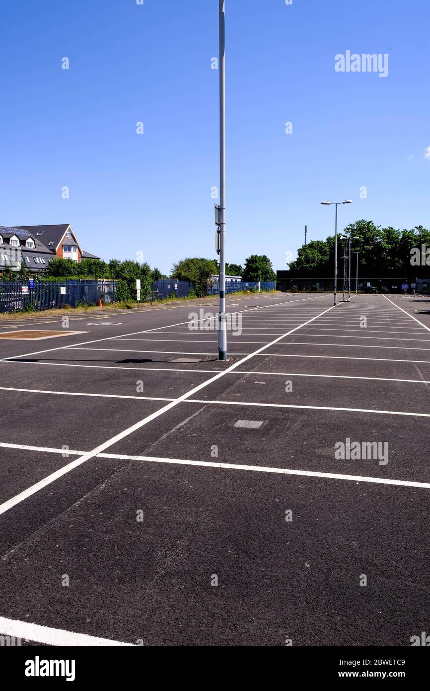 Leerer Parkplatz Am Sutton Mail Linie Bahnhof Als Pendler Beobachten Die Regierungen Bleiben Zu Hause Beratung Während Der Coronavirus Pandemie Stockfoto