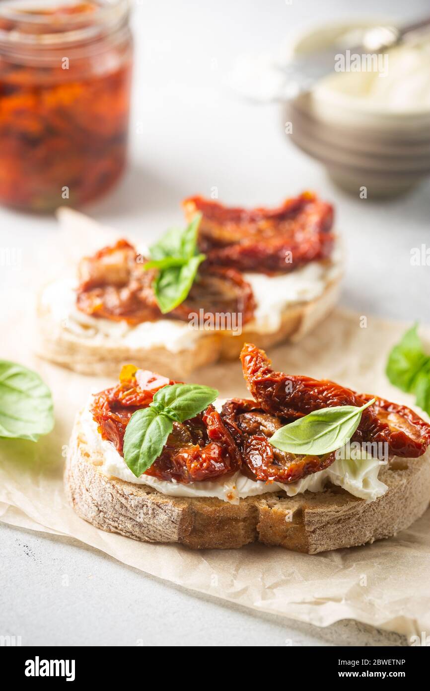 Bruschetta mit getrockneten Tomaten, Quark und frischem Basilikum ...
