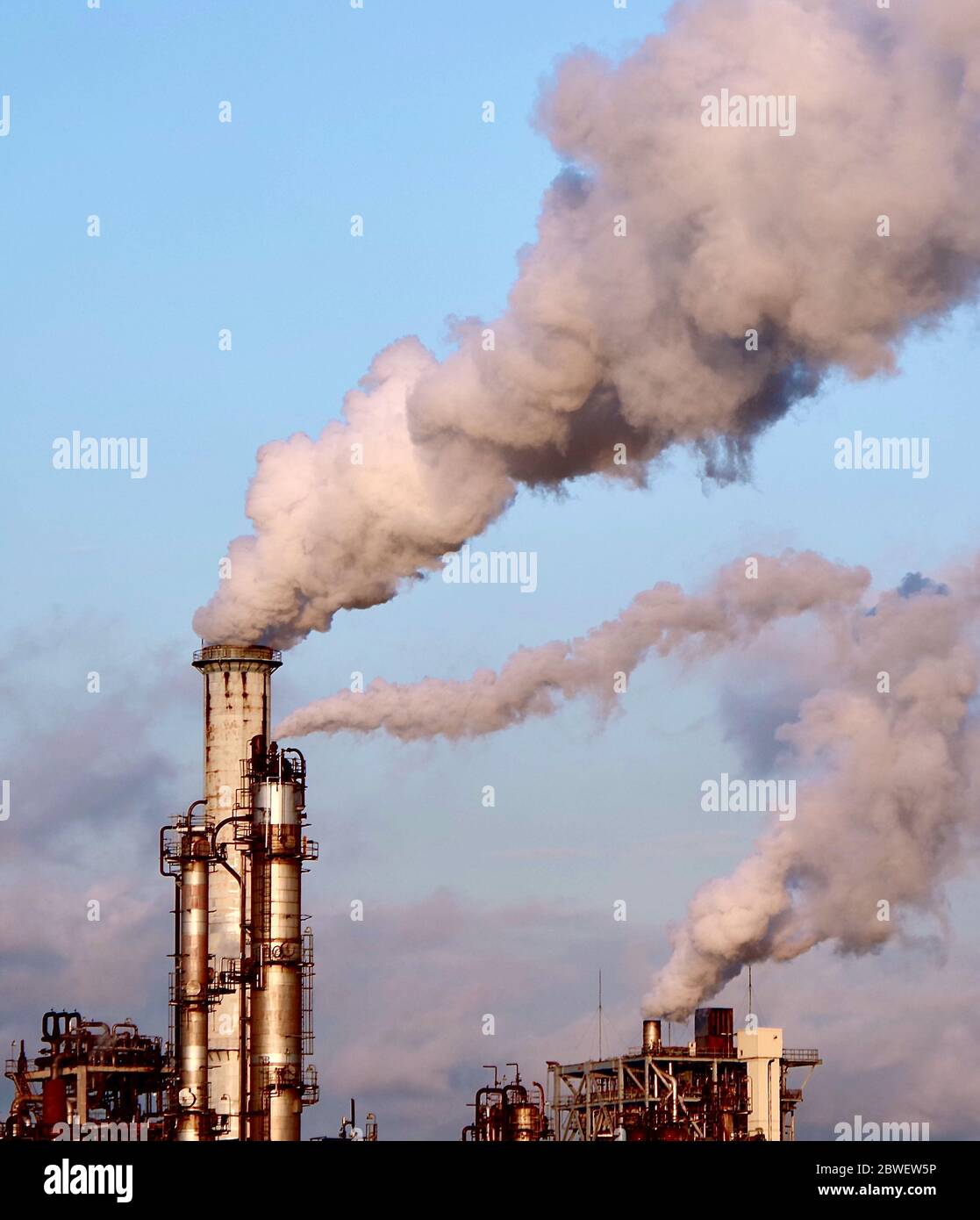 Rauchstapel im Kraftwerk in Japan Stockfoto