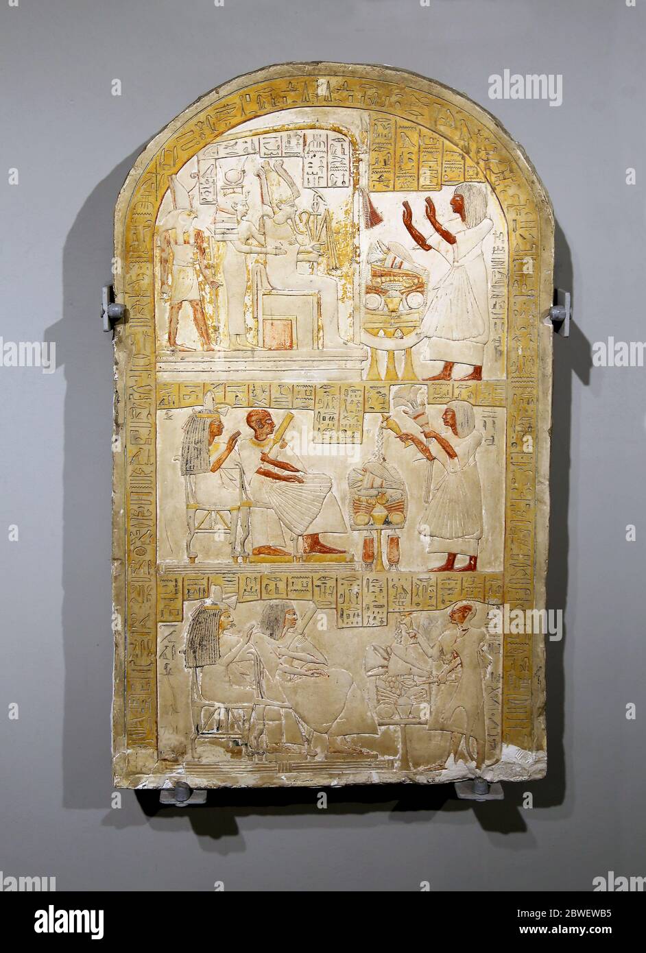Grabstele von hat seiner Familie gewidmet. Kalkstein. (1440-1390 v. Chr.) Neues Königreich, ägyptische Sammlung. Archäologisches Museum von Neapel. Stockfoto