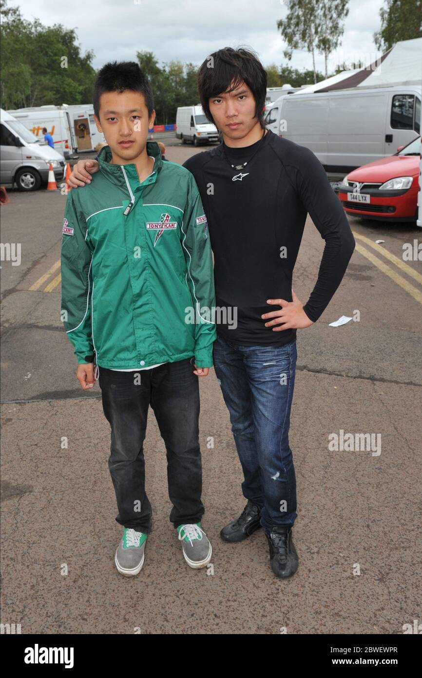 Der chinesische Rennfahrer Guanyu Zhou während seiner Kartenkarriere, hier mit dem ehemaligen chinesischen Grand Prix Fahrer Ma Qinghua abgebildet. Stockfoto
