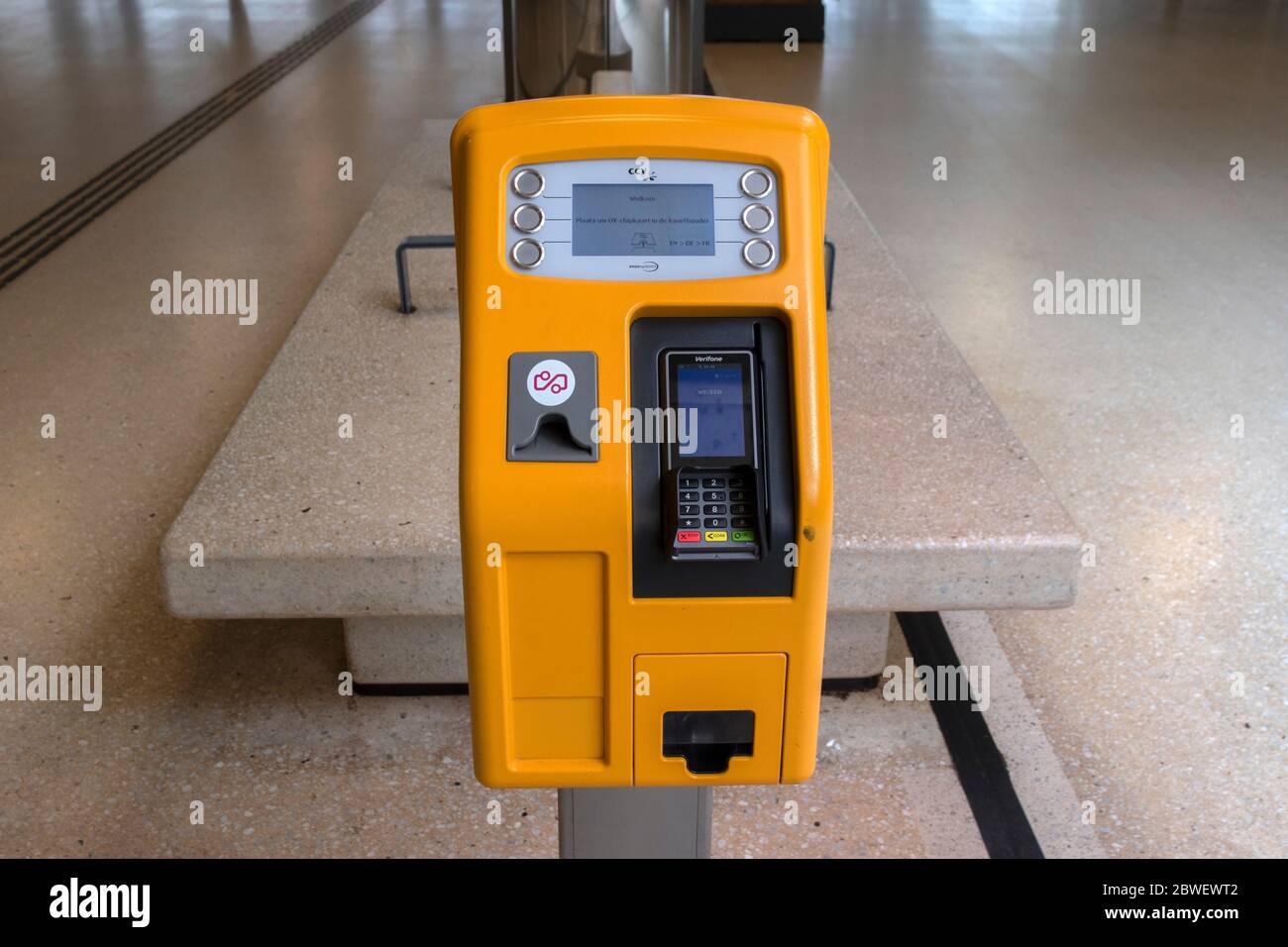 Aufklärer Öffentlicher Verkehr Maschine Im Hauptbahnhof Amsterdam Niederlande 3 April 2020 Stockfoto