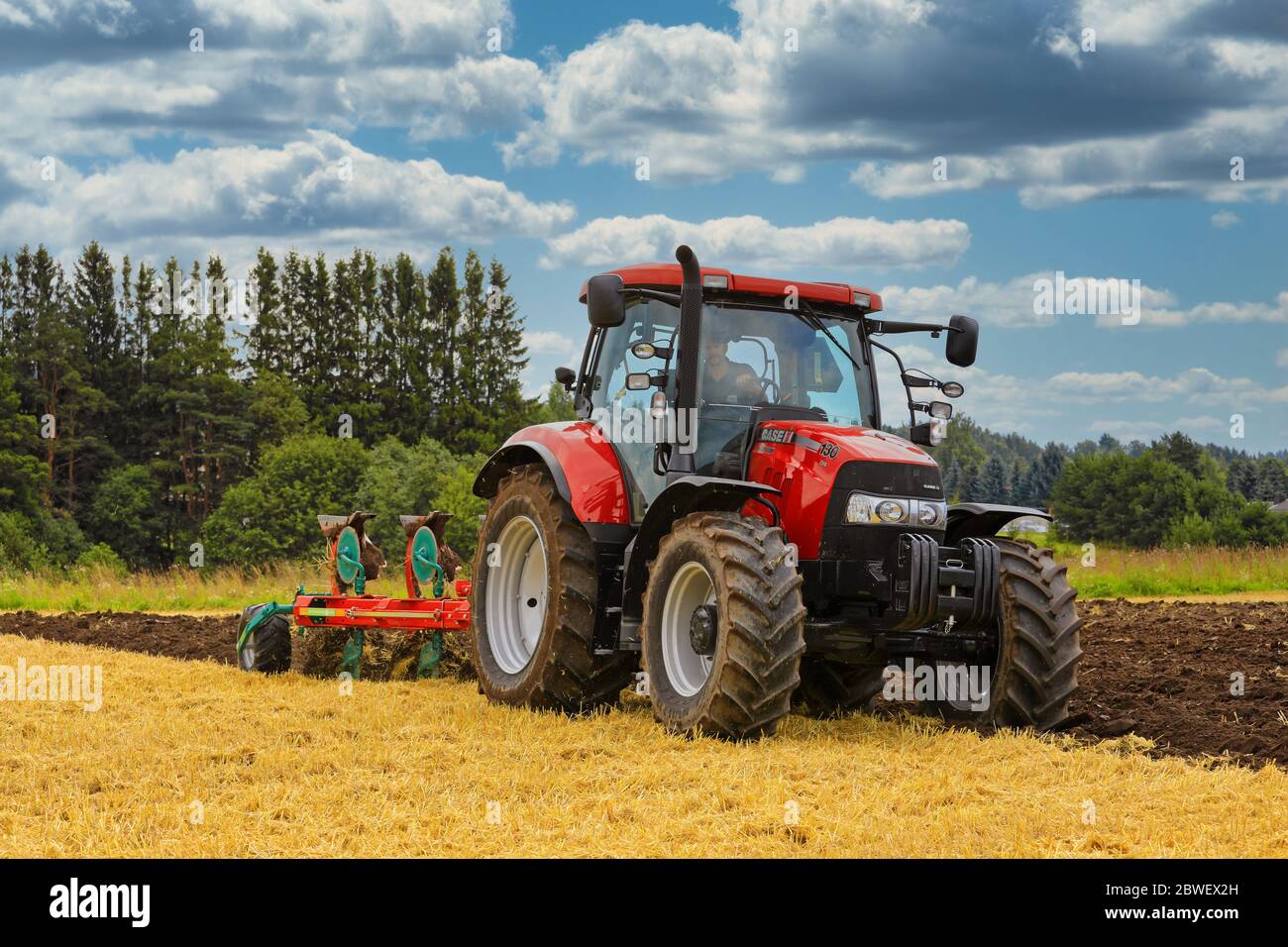 SALO, Finnland - 18. AUGUST 2017: Landwirt arbeitet mit Case IH MAXXUM 130 CVX Traktor und Kverneland auf Stoppeln Feld auf Puontin Peltopaivat Agricult Pflug Stockfoto