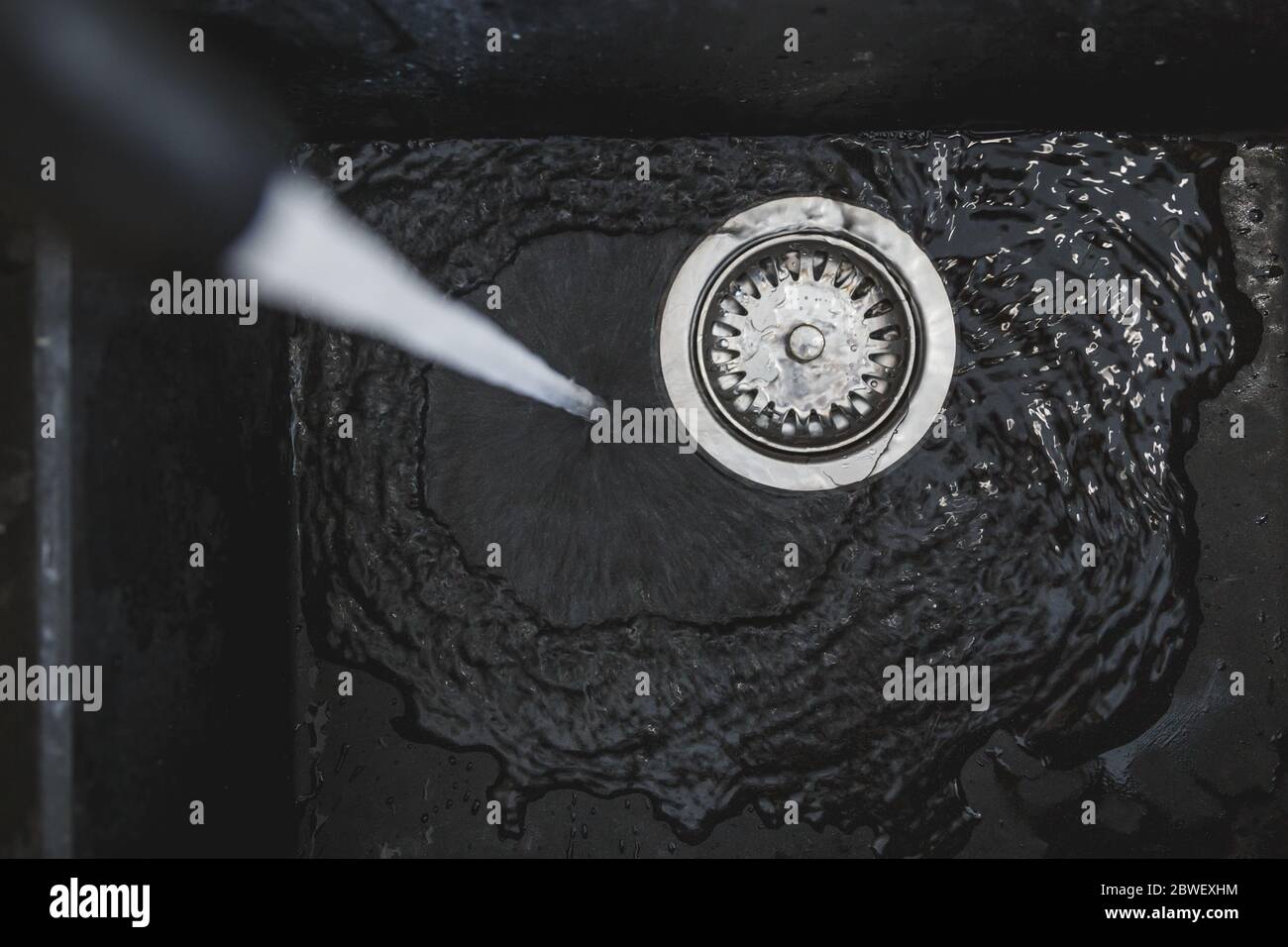 Wasser fließt durch das Spülbecken Stockfoto
