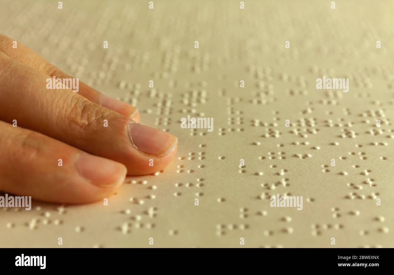 Braille-Lektüre. Blinde Frau liest ein Buch in Braille Stockfoto