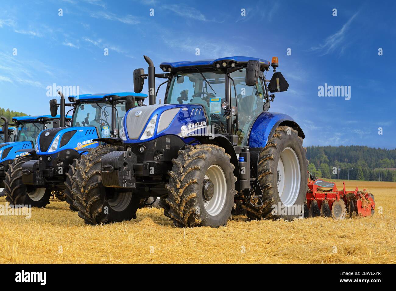 SALO, Finnland - 18. AUGUST 2017: New Holland T 9.744 und 190 Stufe 4B landwirtschaftliche Traktoren auf Stoppeln Feld auf Puontin Peltopaivat 2017 Landwirtschaftliche Ha Stockfoto