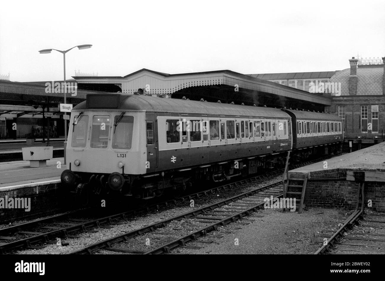 Diesel-Triebzug am Bahnhof Slough, Berkshire, England, Großbritannien. September 1986. Stockfoto