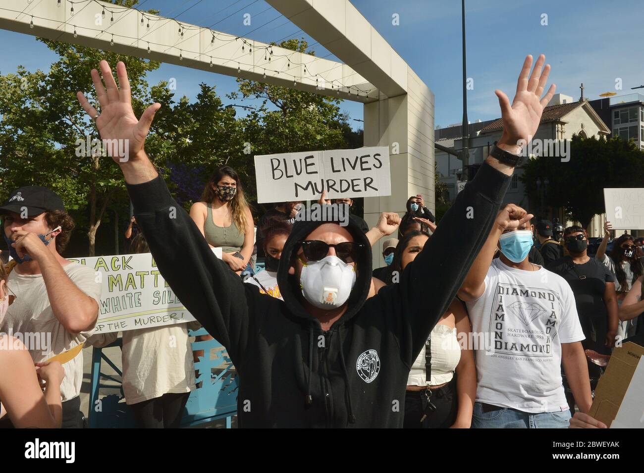 Los Angeles, Usa. Juni 2020. Mitglieder der Nationalgarde werden bei einer friedlichen Demonstration in der Nähe des Rathauses in Los Angeles am Sonntag, den 31. Mai 2020, beobachtet, wie sie die LAPD unterstützen. Die Wache wurde nach Gov eingesetzt. Gavin Newsom erklärte am Samstag den Ausnahmezustand für den gesamten Los Angeles County und wird voraussichtlich Teil der Reaktion der Stadt auf die anhaltenden Unruhen und Demonstrationen gegen Polizeibrutalität nach dem Tod von George Floyd in Minneapolis am Memorial Day sein. Foto von Jim Ruymen/UPI Quelle: UPI/Alamy Live News Stockfoto
