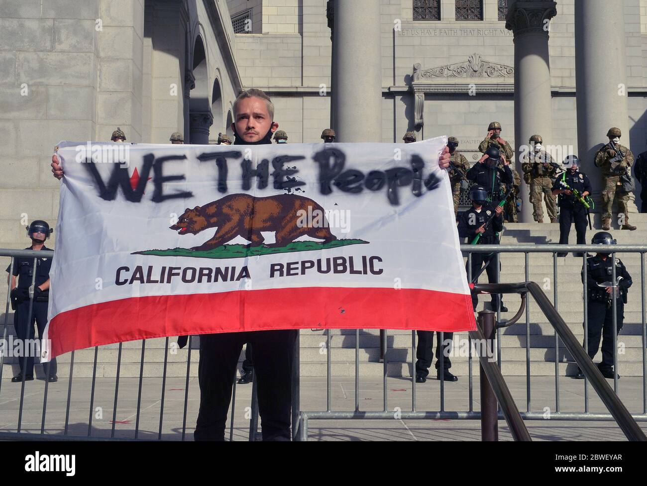 Los Angeles, Usa. Juni 2020. Mitglieder der Nationalgarde werden bei einer friedlichen Demonstration am 31. Mai 2020 im Rathaus von Los Angeles beobachtet, wie sie die LAPD unterstützen. Die Wache wurde nach Gov eingesetzt. Gavin Newsom erklärte am Samstag den Ausnahmezustand für den gesamten Los Angeles County und wird voraussichtlich Teil der Reaktion der Stadt auf die anhaltenden Unruhen und Demonstrationen gegen Polizeibrutalität nach dem Tod von George Floyd in Minneapolis am Memorial Day sein. Foto von Jim Ruymen/UPI Quelle: UPI/Alamy Live News Stockfoto