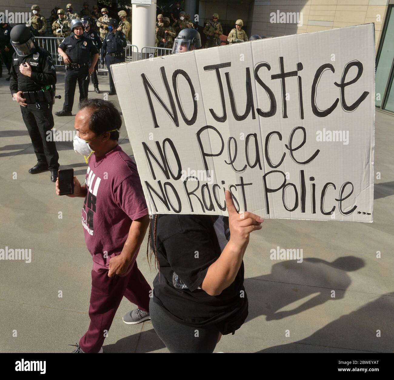 Los Angeles, Usa. Juni 2020. Mitglieder der Nationalgarde werden bei einer friedlichen Demonstration in der Nähe des Rathauses in Los Angeles am Sonntag, den 31. Mai 2020, beobachtet, wie sie die LAPD unterstützen. Die Wache wurde nach Gov eingesetzt. Gavin Newsom erklärte am Samstag den Ausnahmezustand für den gesamten Los Angeles County und wird voraussichtlich Teil der Reaktion der Stadt auf die anhaltenden Unruhen und Demonstrationen gegen Polizeibrutalität nach dem Tod von George Floyd in Minneapolis am Memorial Day sein. Foto von Jim Ruymen/UPI Quelle: UPI/Alamy Live News Stockfoto
