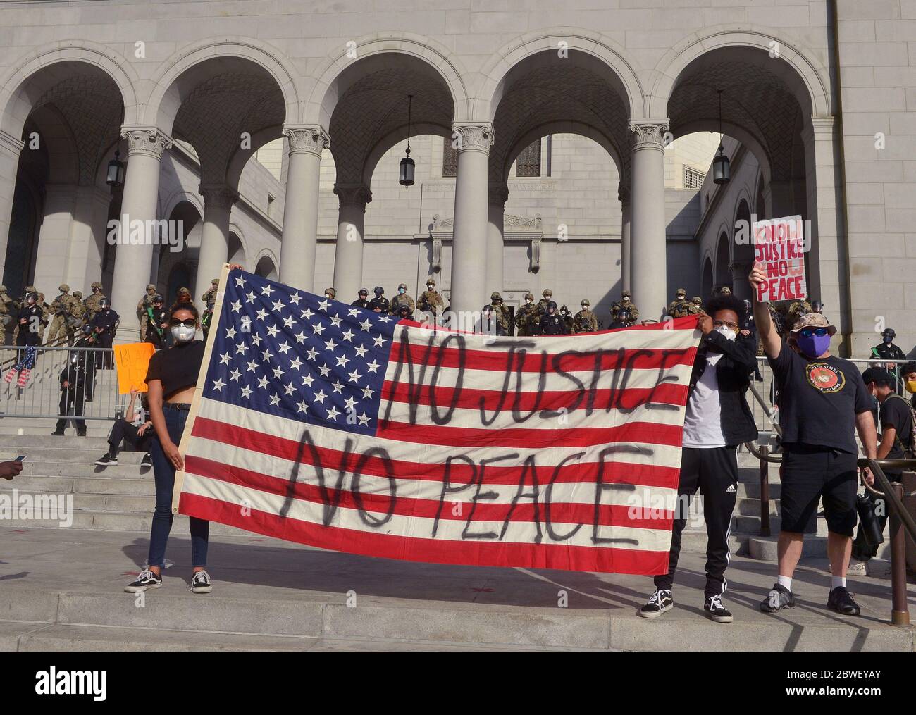 Los Angeles, Usa. Juni 2020. Mitglieder der Nationalgarde werden bei einer friedlichen Demonstration am 31. Mai 2020 im Rathaus von Los Angeles beobachtet, wie sie die LAPD unterstützen. Die Wache wurde nach Gov eingesetzt. Gavin Newsom erklärte am Samstag den Ausnahmezustand für den gesamten Los Angeles County und wird voraussichtlich Teil der Reaktion der Stadt auf die anhaltenden Unruhen und Demonstrationen gegen Polizeibrutalität nach dem Tod von George Floyd in Minneapolis am Memorial Day sein. Foto von Jim Ruymen/UPI Quelle: UPI/Alamy Live News Stockfoto
