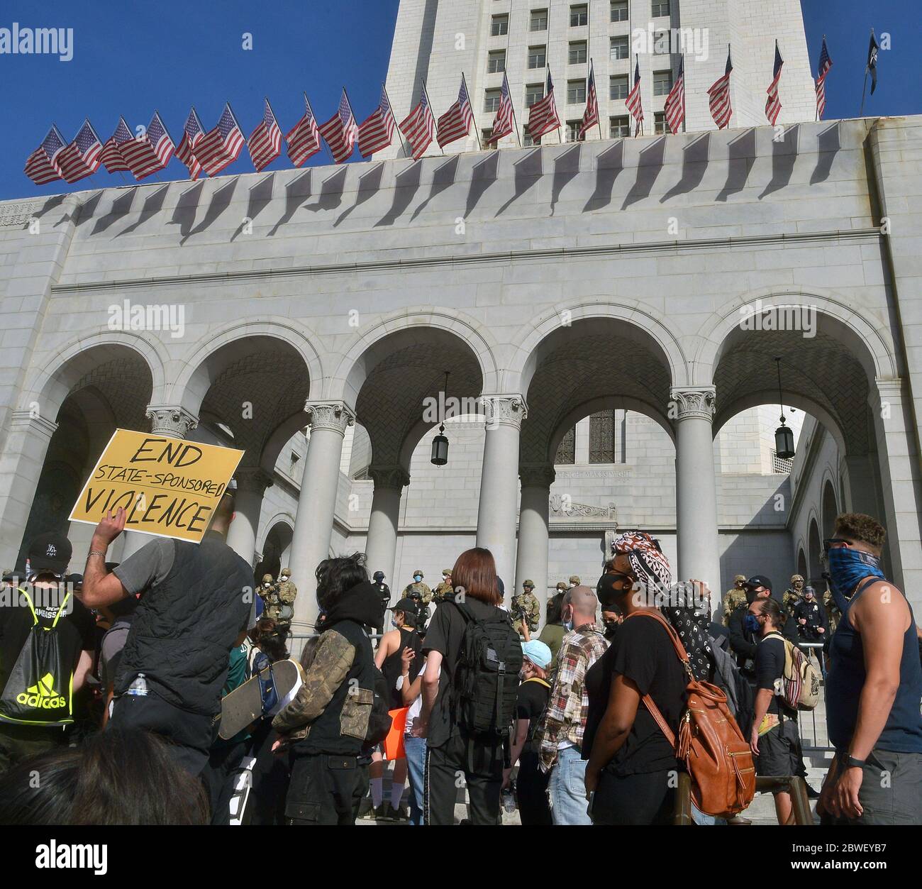 Los Angeles, Usa. Juni 2020. Mitglieder der Nationalgarde werden bei einer friedlichen Demonstration am 31. Mai 2020 im Rathaus von Los Angeles beobachtet, wie sie die LAPD unterstützen. Die Wache wurde nach Gov eingesetzt. Gavin Newsom erklärte am Samstag den Ausnahmezustand für den gesamten Los Angeles County und wird voraussichtlich Teil der Reaktion der Stadt auf die anhaltenden Unruhen und Demonstrationen gegen Polizeibrutalität nach dem Tod von George Floyd in Minneapolis am Memorial Day sein. Foto von Jim Ruymen/UPI Quelle: UPI/Alamy Live News Stockfoto