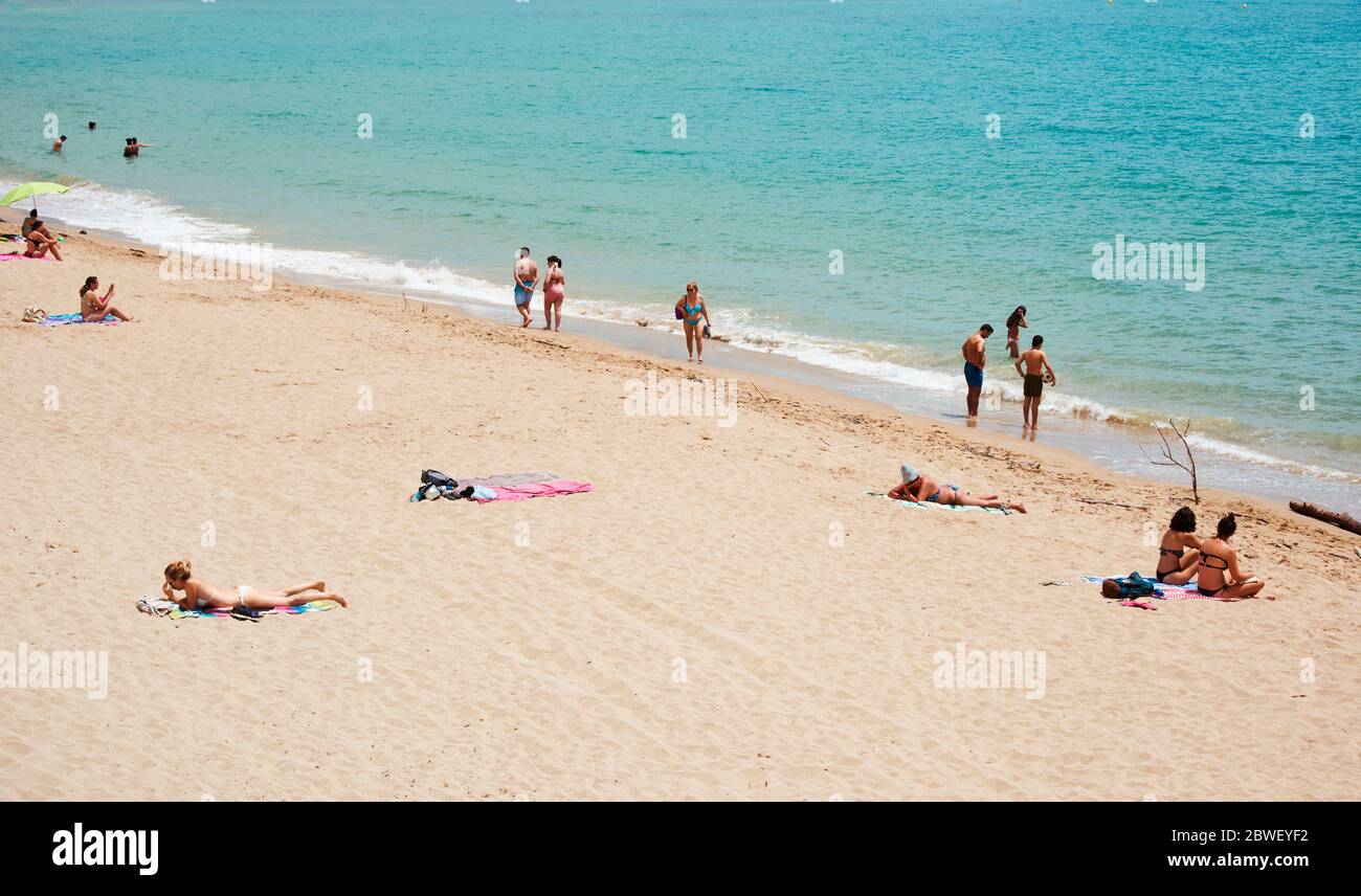 TARRAGONA, SPANIEN - 31. MAI 2020: Menschen genießen am Miracle Beach in Tarragona, in der zweiten Phase der Lockerung der covid-19 Beschränkungen, wh Stockfoto