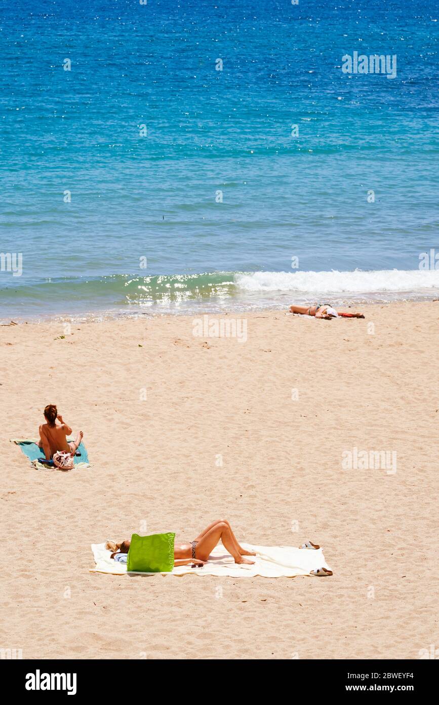 TARRAGONA, SPANIEN - 31. MAI 2020: Menschen genießen am Miracle Beach in Tarragona, in der zweiten Phase der Lockerung der covid-19 Beschränkungen, wh Stockfoto