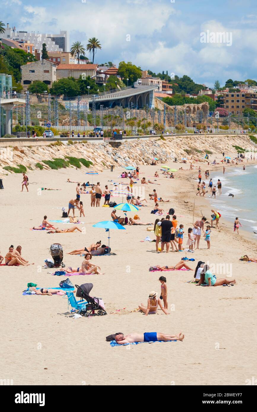 TARRAGONA, SPANIEN - 31. MAI 2020: Menschen genießen am Miracle Beach in Tarragona, in der zweiten Phase der Lockerung der covid-19 Beschränkungen, wh Stockfoto