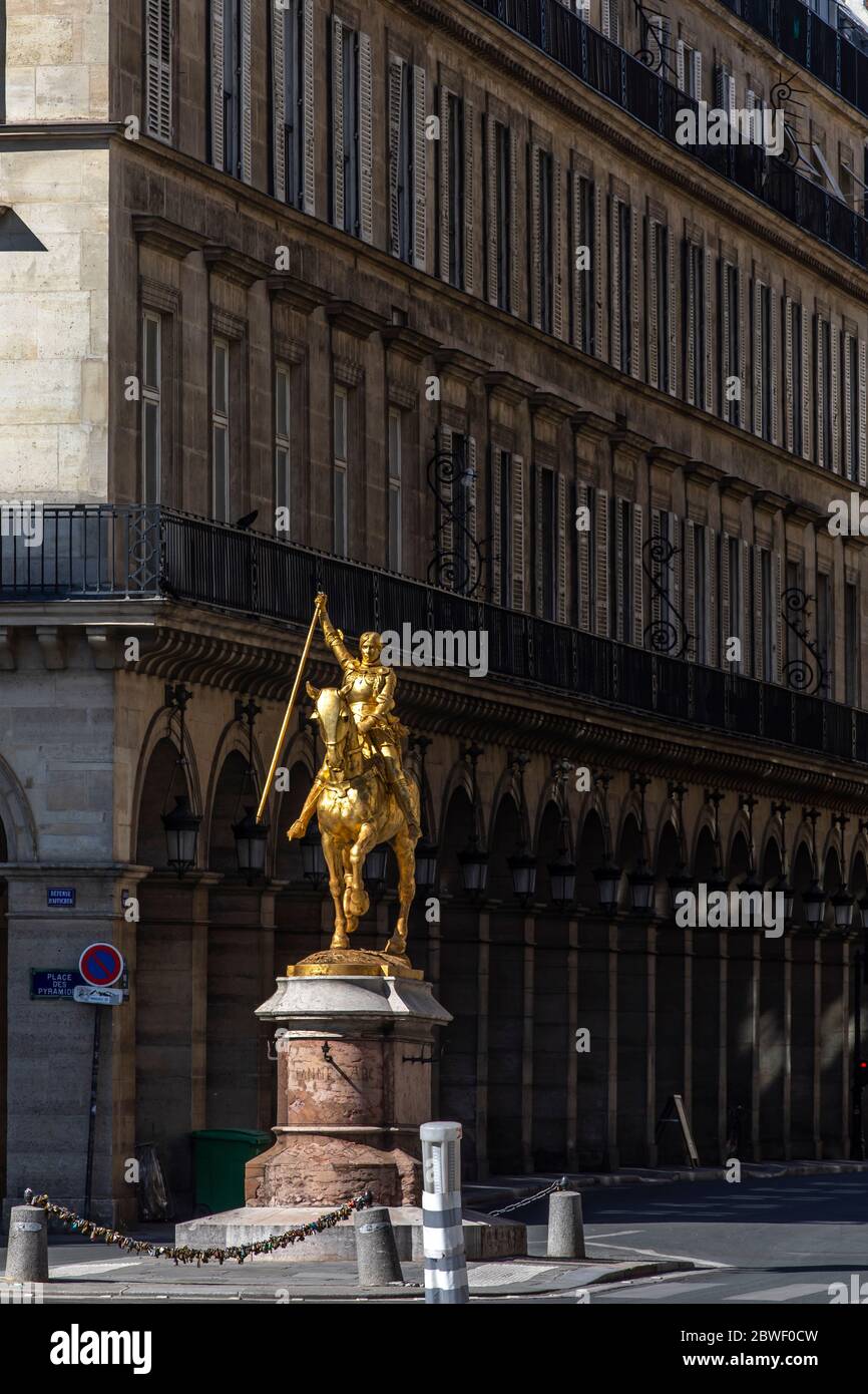 Paris, Frankreich - 29. Mai 2020: Statue der Jeanne d'Arc auf dem Place Pyramides in Paris. Jeanne d'Arc, 'die Jungfrau von Orleans', ist eine Volksheldin Stockfoto