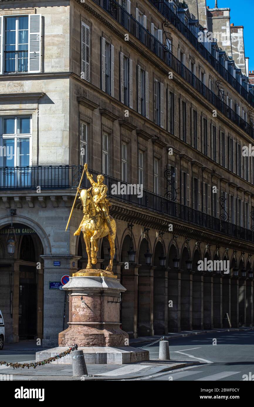 Paris, Frankreich - 29. Mai 2020: Statue der Jeanne d'Arc auf dem Place Pyramides in Paris. Jeanne d'Arc, 'die Jungfrau von Orleans', ist eine Volksheldin Stockfoto