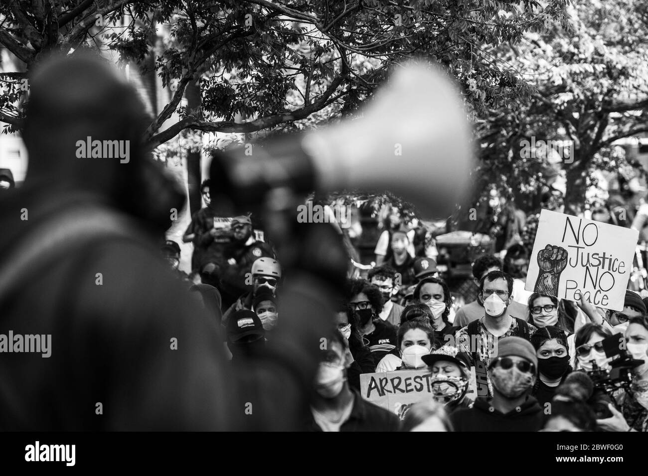 SAN FRANCISCO, CA - MAI 31: Protestierende versammeln sich am 31. Mai 2020 auf dem Justin Herman Plaza in San Francisco, Kalifornien, während des Protestes nach dem Tod von George Floyd. Quelle: Chris Tuite/ImageSPACE/MediaPunch Stockfoto