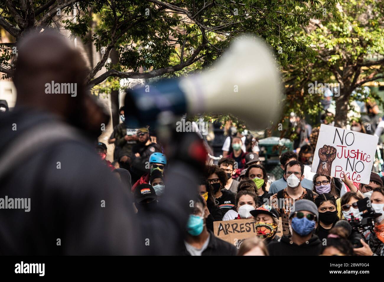 SAN FRANCISCO, CA - MAI 31: Protestierende versammeln sich am 31. Mai 2020 auf dem Justin Herman Plaza in San Francisco, Kalifornien, während des Protestes nach dem Tod von George Floyd. Quelle: Chris Tuite/ImageSPACE/MediaPunch Stockfoto