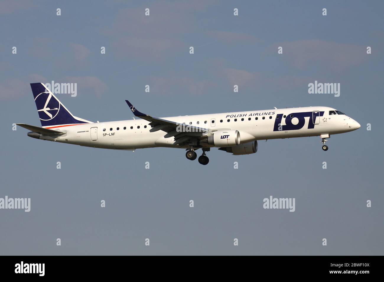 LOS Polish Airlines Embraer 195 mit Registrierung SP-LNF auf kurzem Finale für Amsterdam Airport Schiphol. Stockfoto