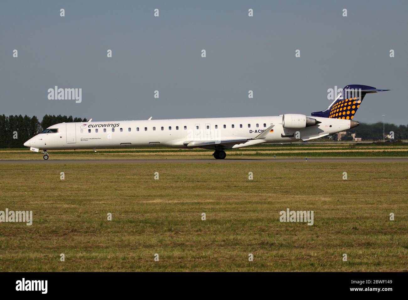Deutsche Eurowings Bombardier CRJ900 mit Registrierung D-ACNF rollt auf dem Rollweg V des Amsterdamer Flughafens Schiphol. Stockfoto