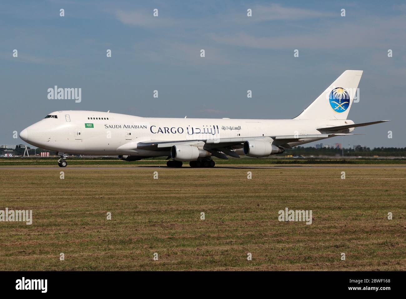 Saudi Arabian Cargo Boeing 747-200F mit Registrierung EK74799 rollt auf dem Rollweg V des Amsterdamer Flughafens Schiphol. Stockfoto