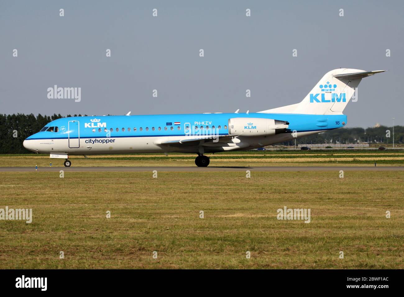 Holländischer KLM Cityhopper Fokker 70 mit Registrierung PH-KZV rollt auf dem Rollweg V des Amsterdamer Flughafens Schiphol. Stockfoto