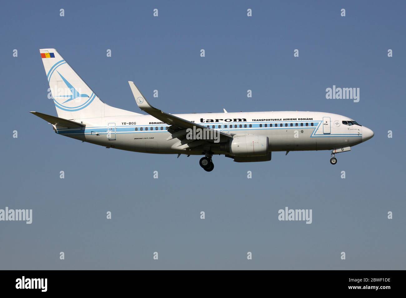 Rumänische Tarom Boeing 737-700 in spezieller Retro-Lackierung mit Registrierung YR-BGG auf Kurzfinale für Amsterdam Airport Schiphol. Stockfoto