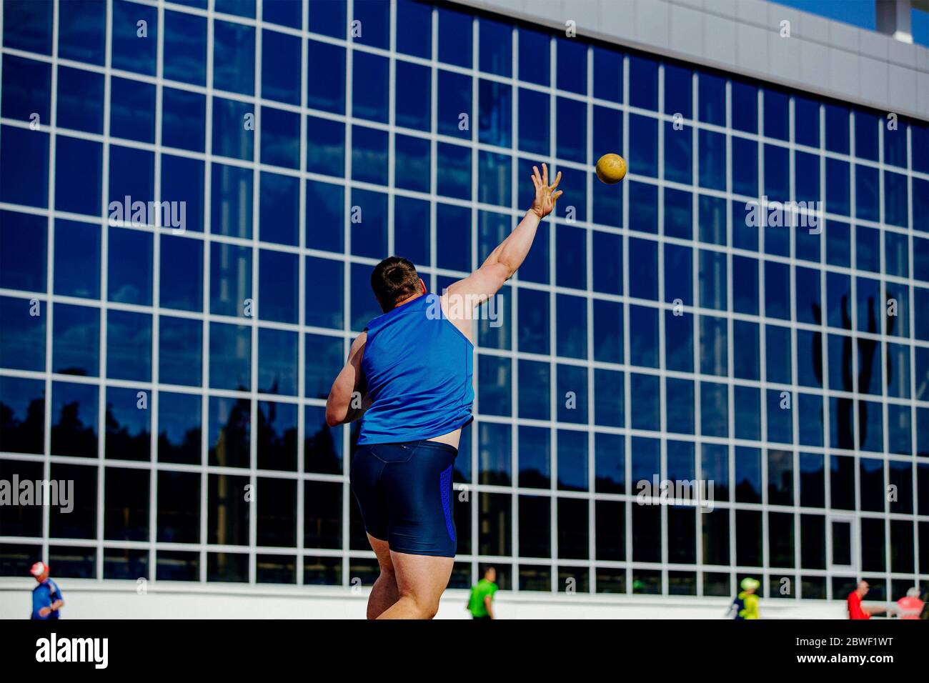 Athlet Shotputter Schuss in Leichtathletik-Wettbewerb setzen Stockfoto