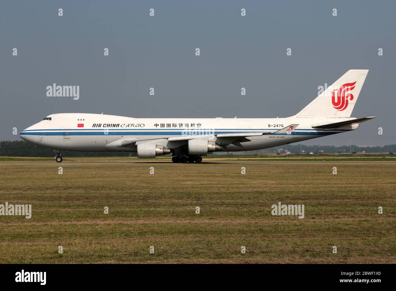 Air China Cargo Boeing 747-400F mit Registrierung B-2476 rollt auf dem Rollweg V des Amsterdamer Flughafens Schiphol. Stockfoto