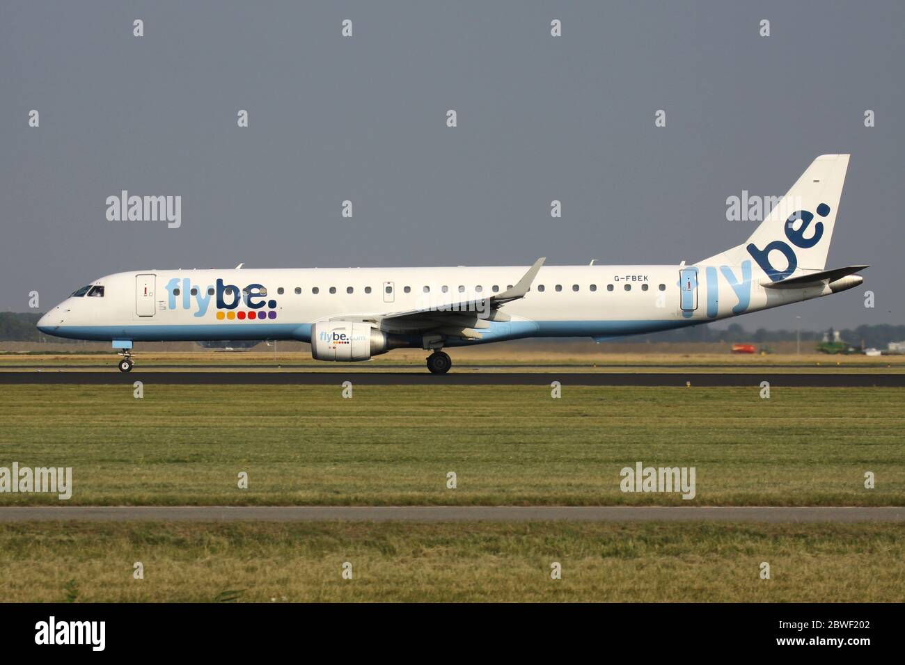 British flybe Embraer 195 mit Registrierung G-FBEK auf Startbahn 36L (Polderbaan) des Amsterdamer Flughafens Schiphol. Stockfoto