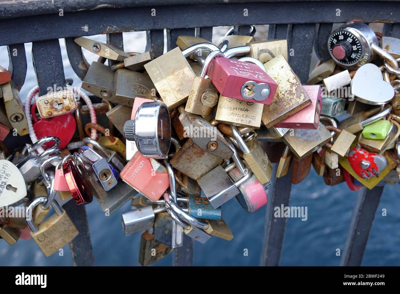 Mehrere Liebende Vorhängeschlösser Auf Nyhavn Brücke In Nyhavn Dänemark, Die Ihre Liebe Füreinander Erklären Stockfoto