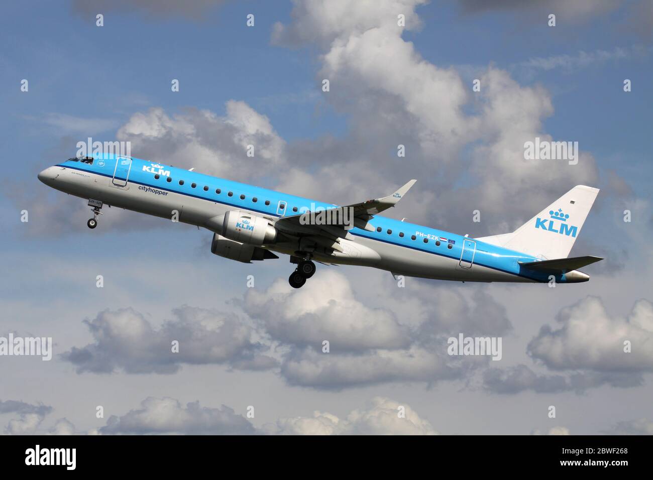 Holländischer KLM Cityhopper Embraer 190 mit Registrierung PH-EZK nur Luft am Flughafen Amsterdam Schiphol. Stockfoto