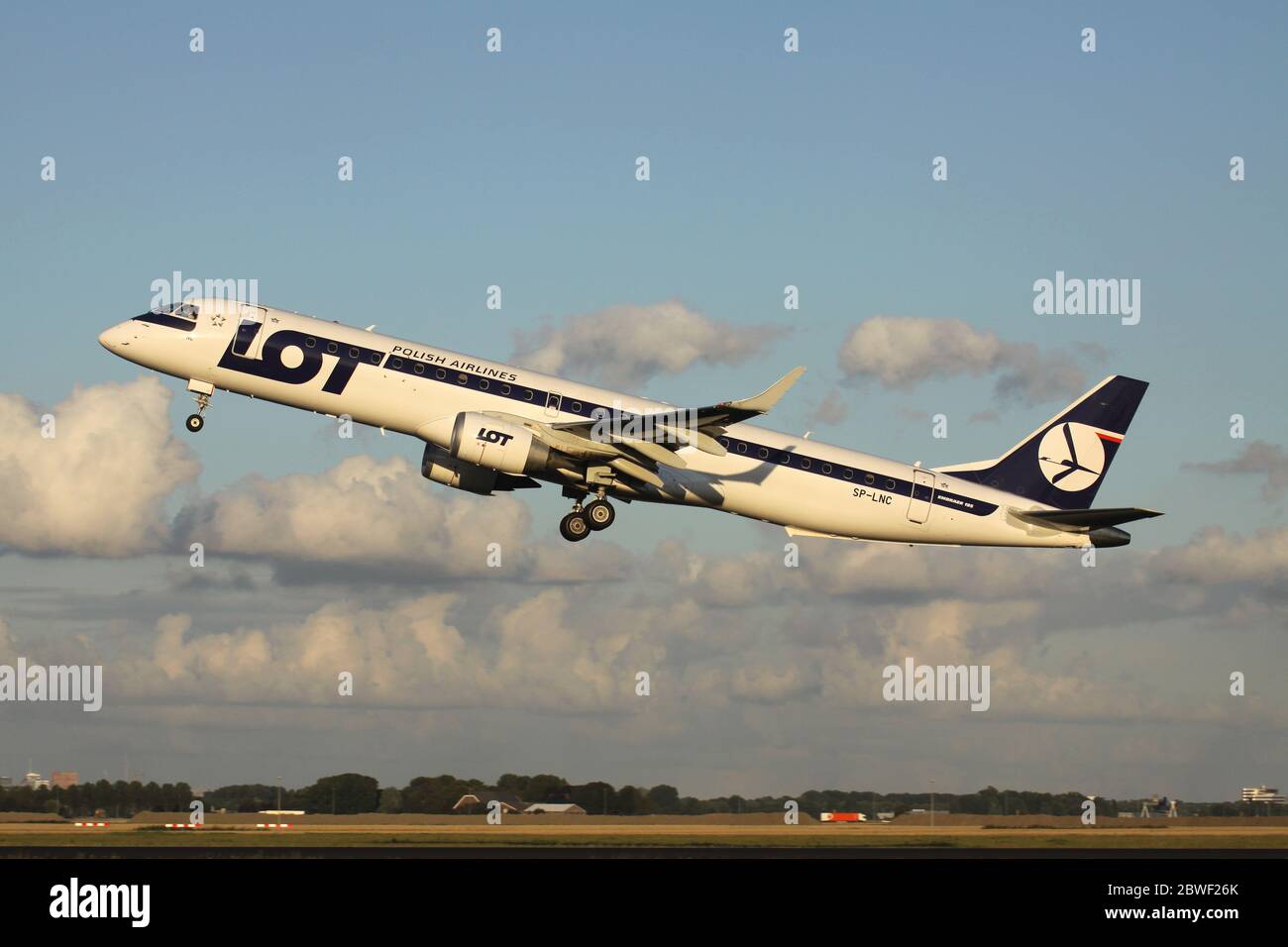 Polish Airlines Embraer 195 mit Registrierung SP-LNC gerade Luft am Flughafen Amsterdam Schiphol. Stockfoto