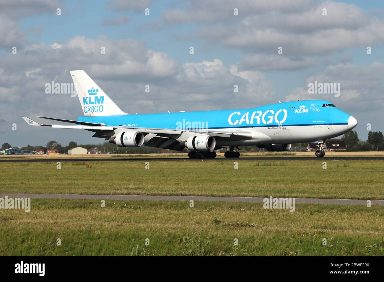 Die niederländische KLM Cargo Boeing 747-400F mit der Registrierung PH-CKD landete gerade auf der Landebahn 18R (Polderbaan) des Amsterdamer Flughafens Schiphol. Stockfoto