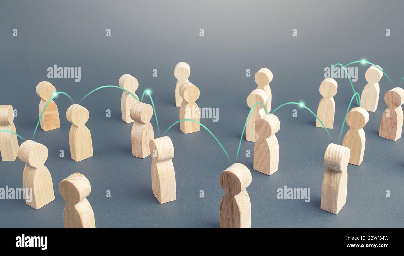 Eine Kette von Menschen, die durch Linien in einer Menge verbunden sind. Die Übertragung von Nachrichten und Gerüchten verbreitet. Sozialwissenschaftliche Beziehungen. Teamwork. Cooperati Stockfoto