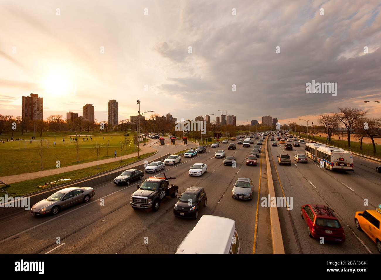 Chicago, Illinois, USA - Verkehr auf dem Lake Shore Drive bei Sonnenuntergang. Stockfoto