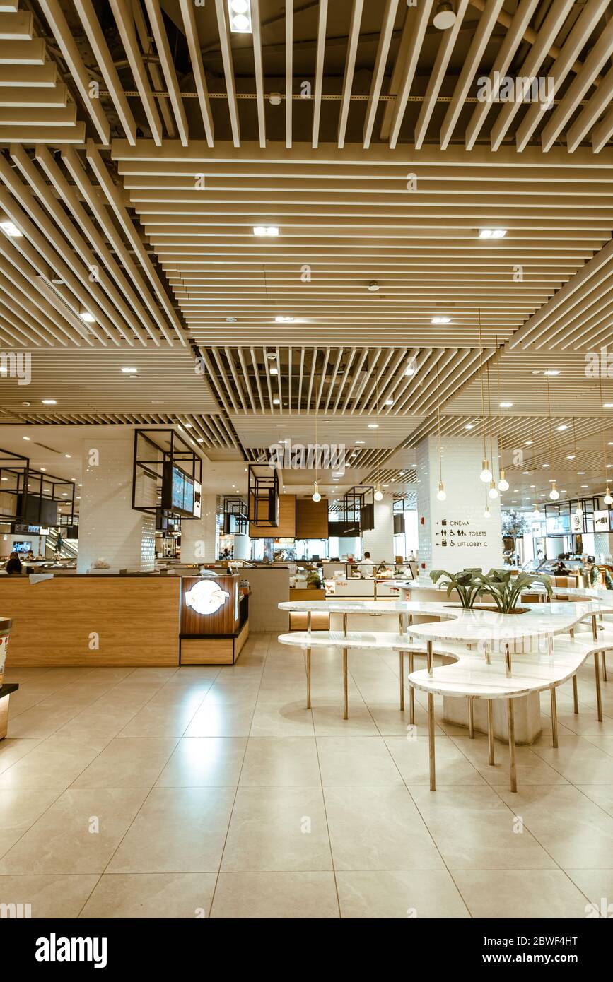 Singapur, 2019. Okt.: Moderne und elegante Inneneinrichtung des Speisesaals. Leerer öffentlicher Essbereich im Food Court Stockfoto