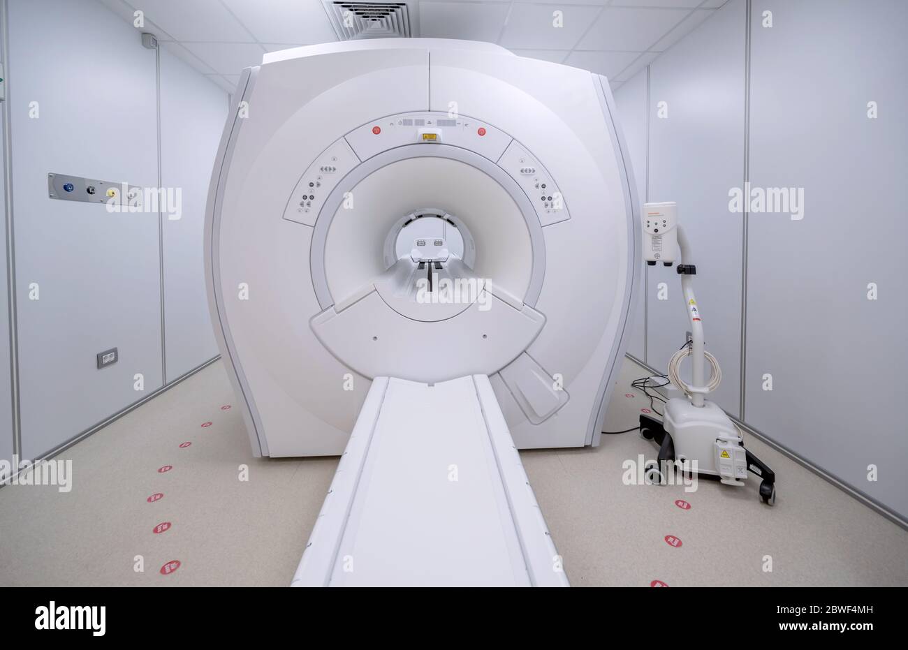 Vollständiges CAT-Scan-System in einer Krankenhausumgebung. Kernspintomographie-Scan. Krankenhaus-Tomographie Magnetresonanztomographie Stockfoto