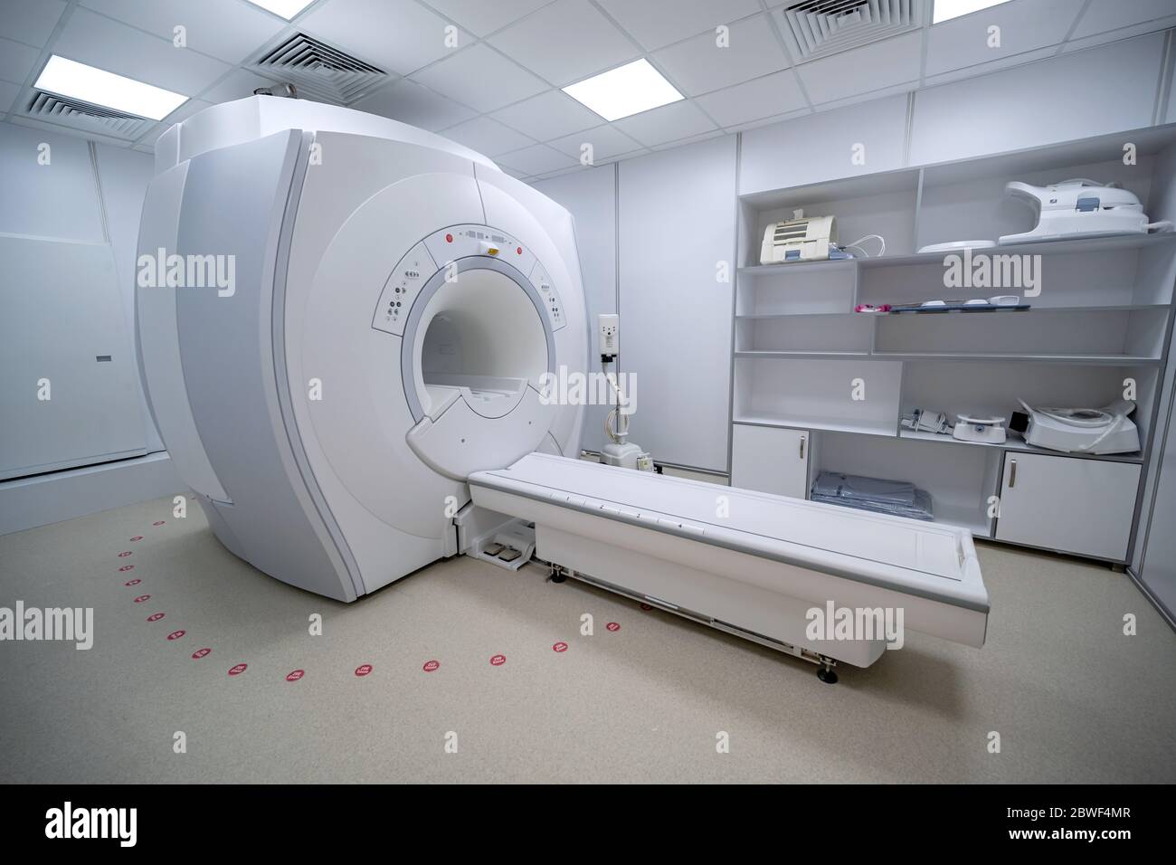 Vollständiges CAT-Scan-System in einer Krankenhausumgebung. Kernspintomographie-Scan. Krankenhaus-Tomographie Magnetresonanztomographie Stockfoto