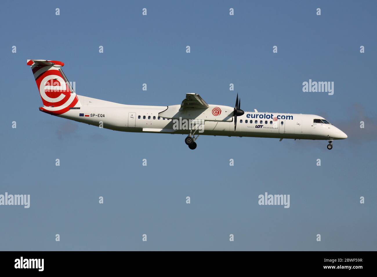 Polnischer Eurolot Bombardier DHC-8-400 Dash 8 mit Registrierung SP-EQA im Kurzfinale für Amsterdam Airport Schiphol. Stockfoto