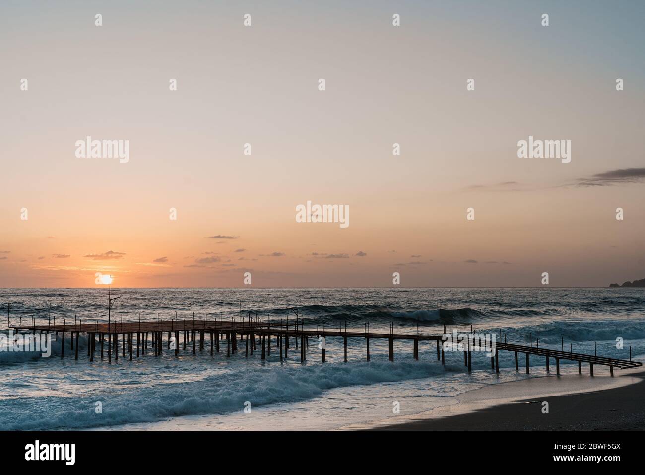 Silhouette alten Woden Pier zum Meer mit Sonnenaufgang Himmel. Erstaunliche Meditation Blick Stockfoto