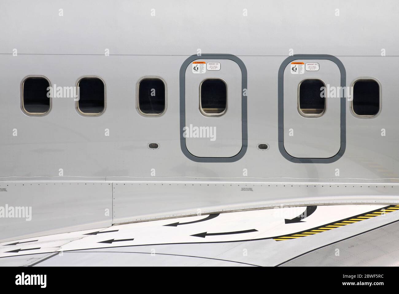 Über den Notausgängen eines Verkehrsflugzeugs Stockfoto