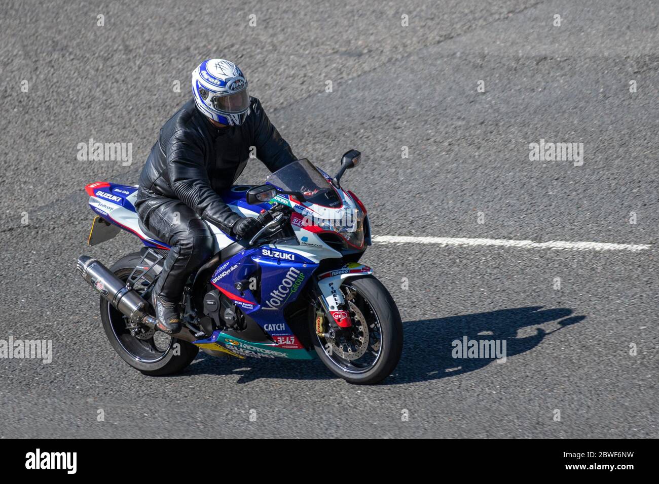 Suzuki Voltcom Motorradfahrer; Zweiradtransport, Motorräder, Fahrzeug, Straßen, Motorräder, Motorradfahrer, die auf der Autobahn M6 Chorley fahren, Großbritannien Stockfoto