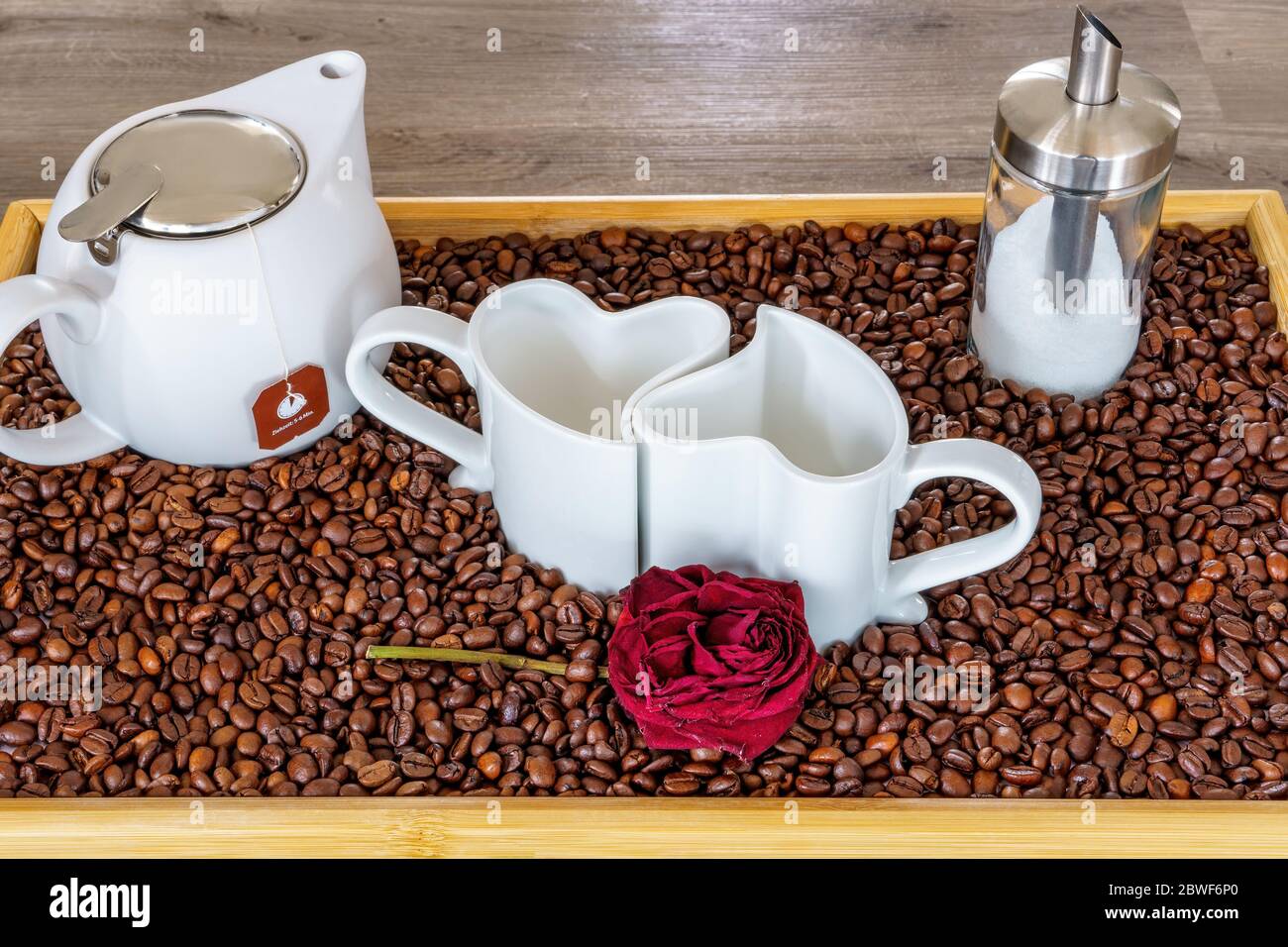 Eine Anordnung von Herztassen auf einem Tablett mit Kaffeebohnen  Stockfotografie - Alamy